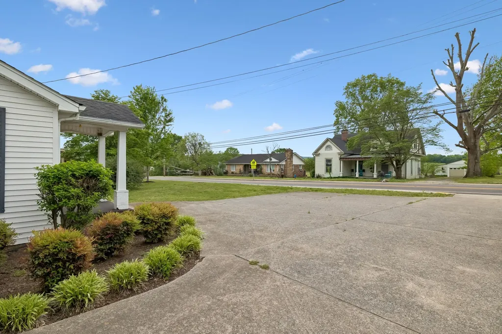 77 Main St, E Gordonsville TN 38563