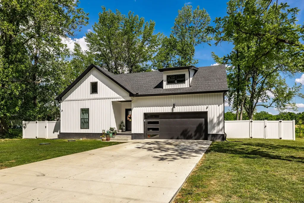1885 Woodruff Avenue Greenbrier TN 37073