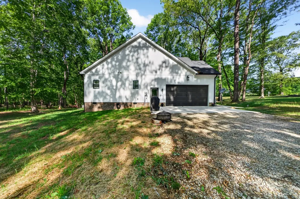 1222 Breeden Road Charlotte TN 37036