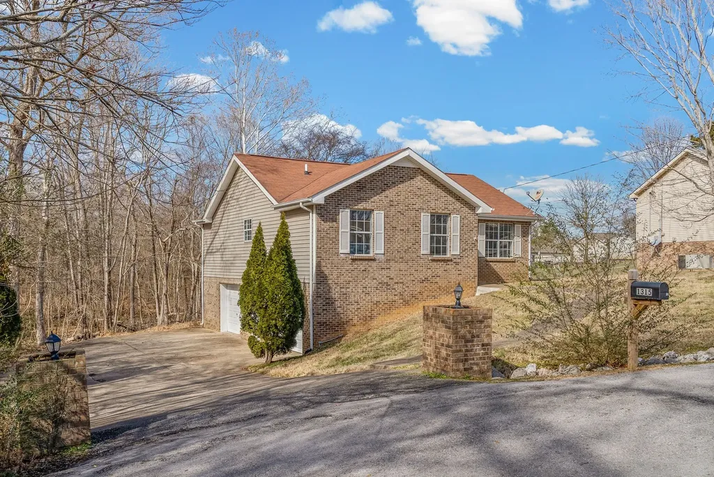 1315 Hand Drive Clarksville TN 37042