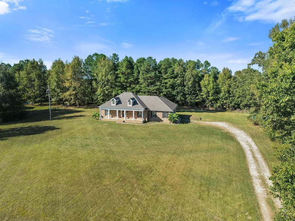 2044 Old Blacktop Road Mc Ewen TN 37101
