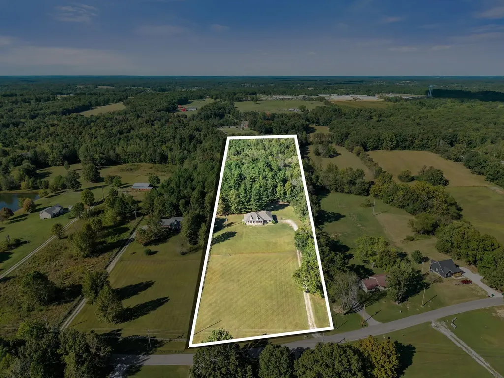 2044 Old Blacktop Road Mc Ewen TN 37101