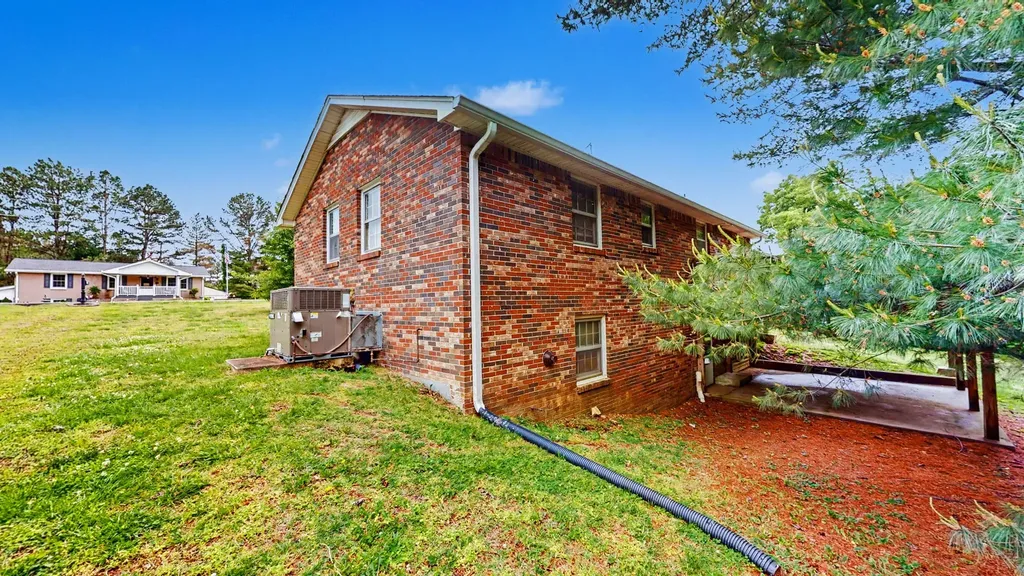 109 Phillips Street Charlotte TN 37036