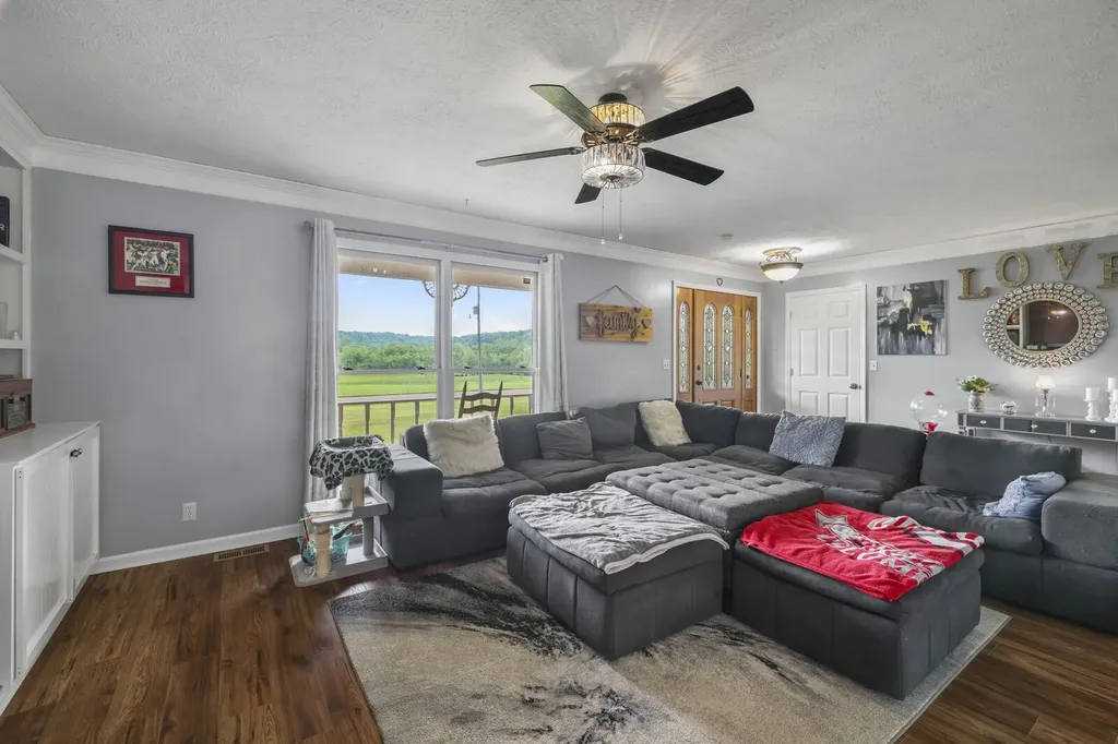 6268 Highway 100, W Centerville TN 37033