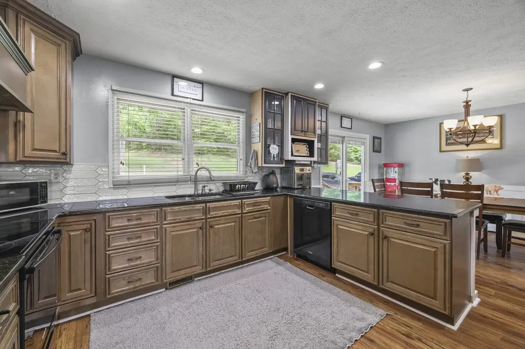 6268 Highway 100, W Centerville TN 37033