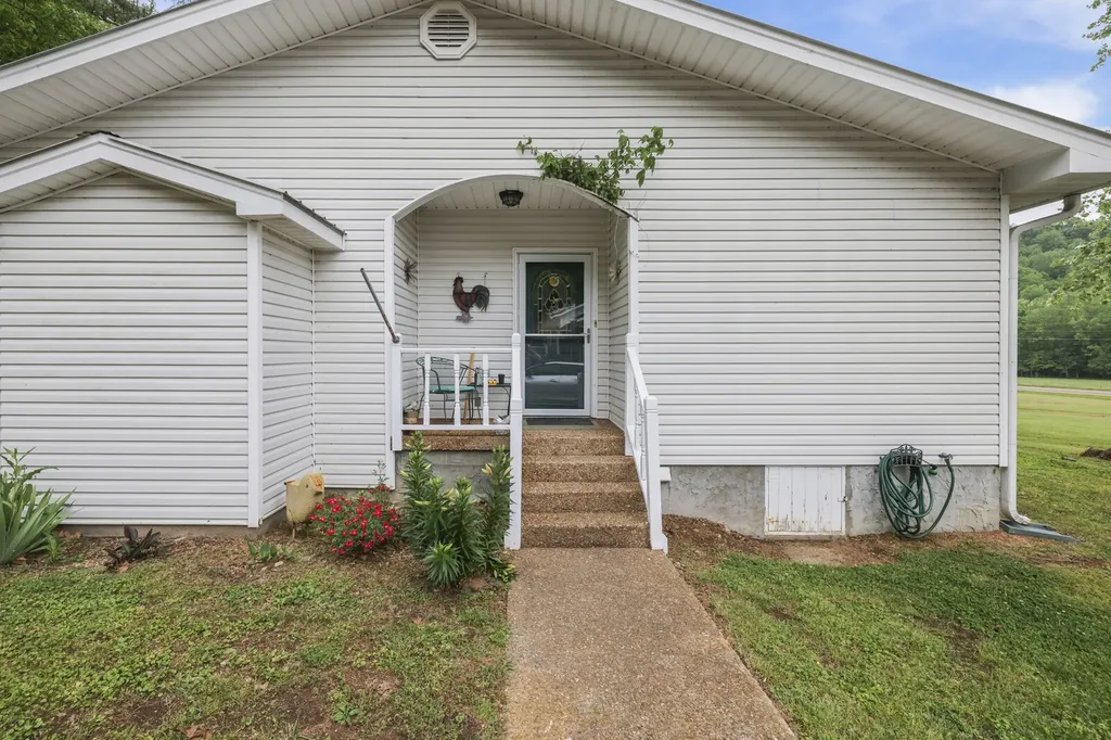 6268 Highway 100, W Centerville TN 37033