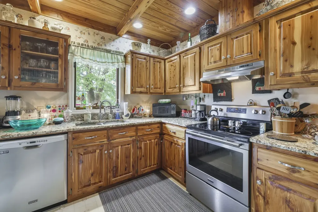 6268 Highway 100, W Centerville TN 37033