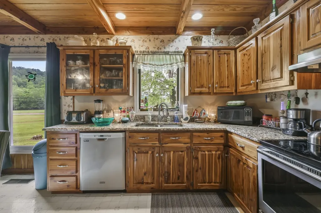 6268 Highway 100, W Centerville TN 37033