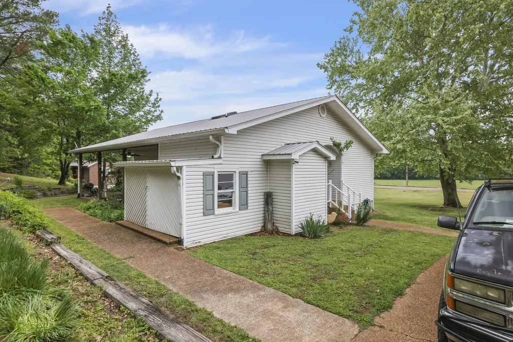 6268 Highway 100, W Centerville TN 37033