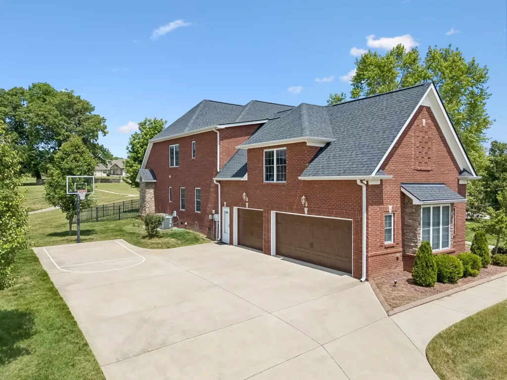 2440 Settlers Trace Clarksville TN 37043