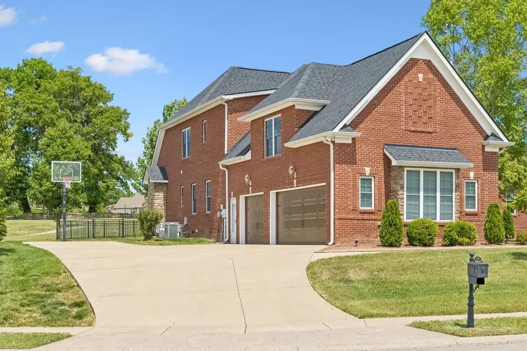 2440 Settlers Trace Clarksville TN 37043