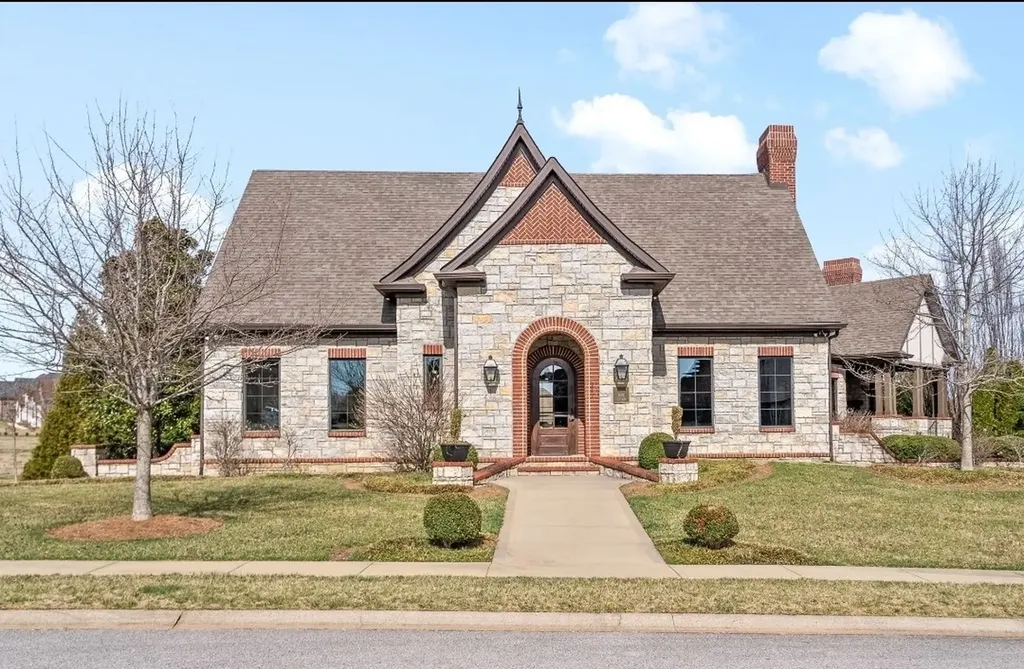2440 Settlers Trace Clarksville TN 37043