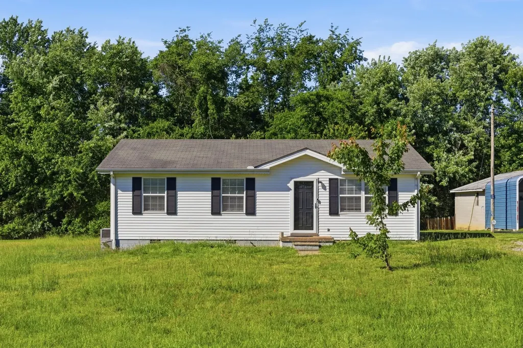 1040 Rebecca Drive Burns TN 37029
