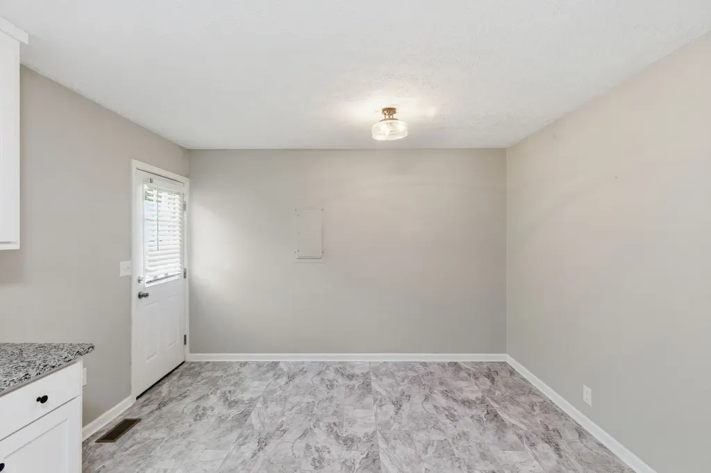 1040 Rebecca Drive Burns TN 37029