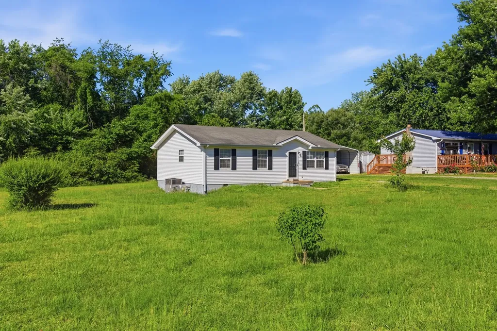 1040 Rebecca Drive Burns TN 37029