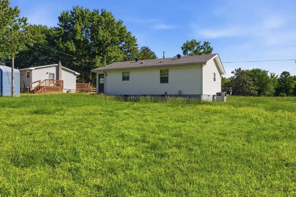 1040 Rebecca Drive Burns TN 37029