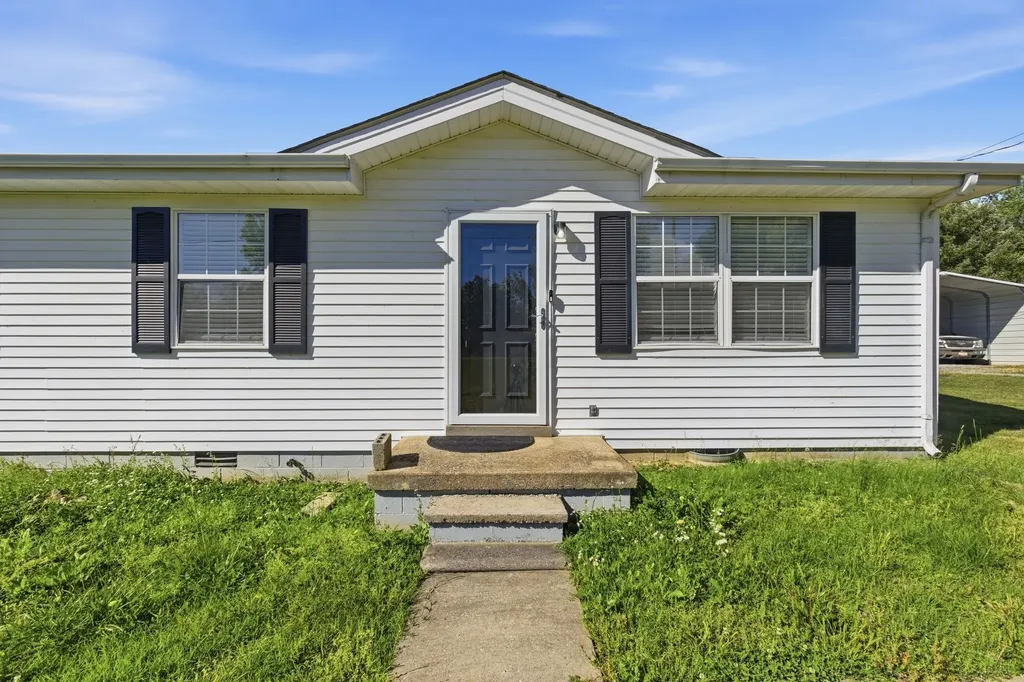 1040 Rebecca Drive Burns TN 37029