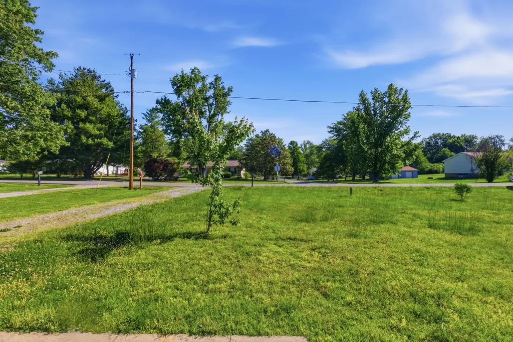 1040 Rebecca Drive Burns TN 37029