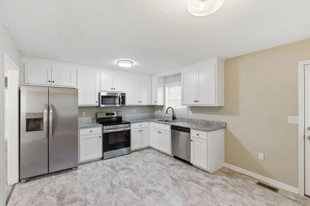 1040 Rebecca Drive Burns TN 37029