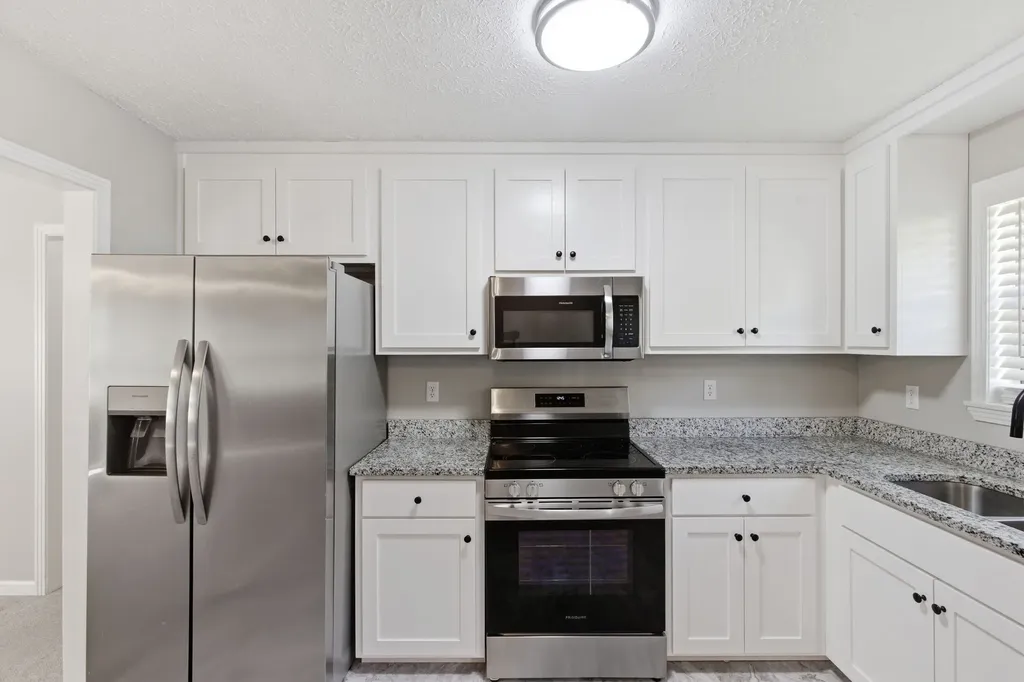 1040 Rebecca Drive Burns TN 37029