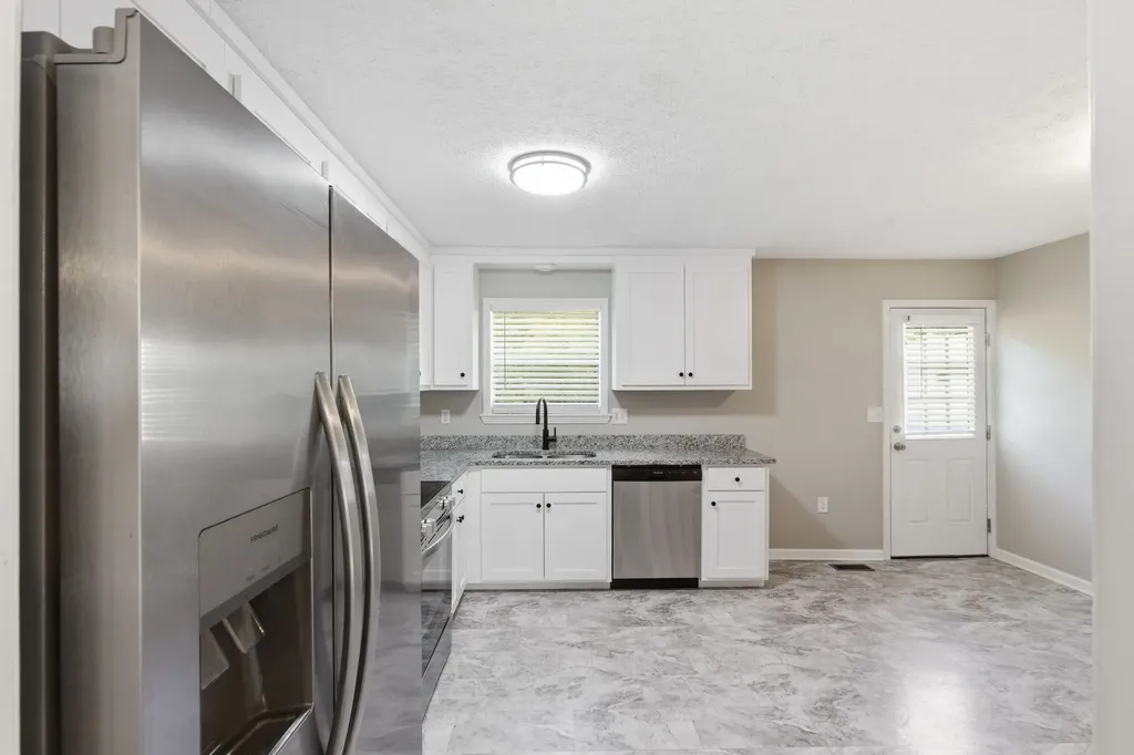1040 Rebecca Drive Burns TN 37029