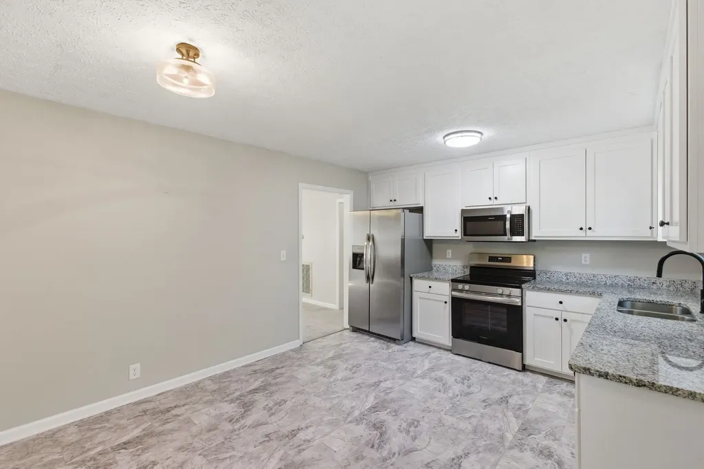 1040 Rebecca Drive Burns TN 37029