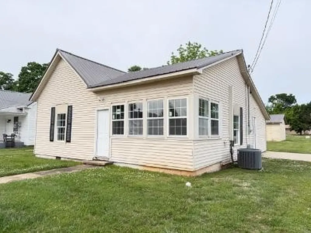 102 Hodges St, N Cowan TN 37318