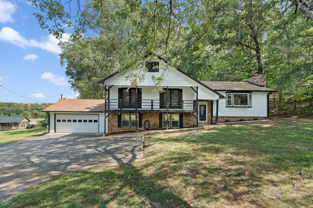 1627 W Grab Creek Road Dickson TN 37055