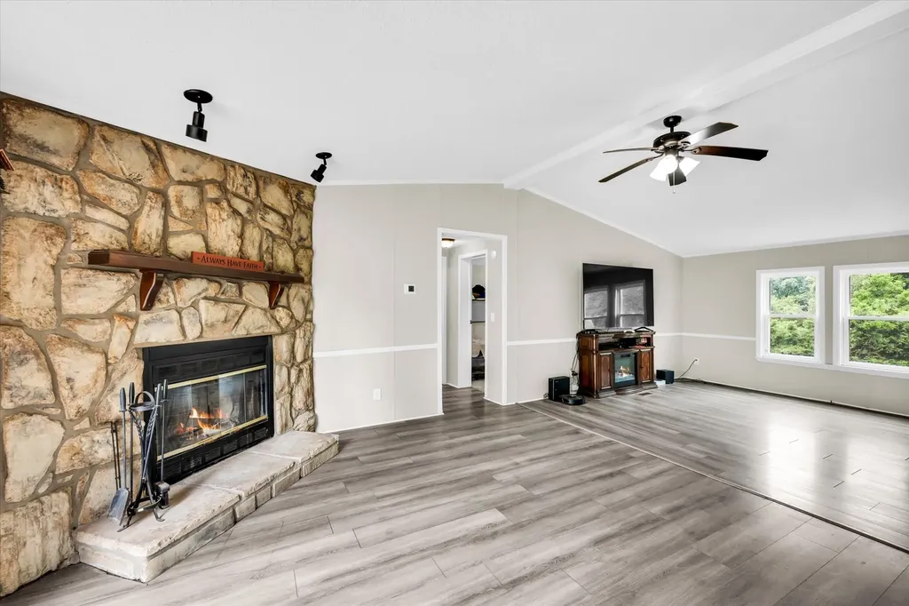 11 Brittany Lane Gordonsville TN 38563