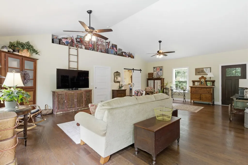 9588 Vaught Road Readyville TN 37149