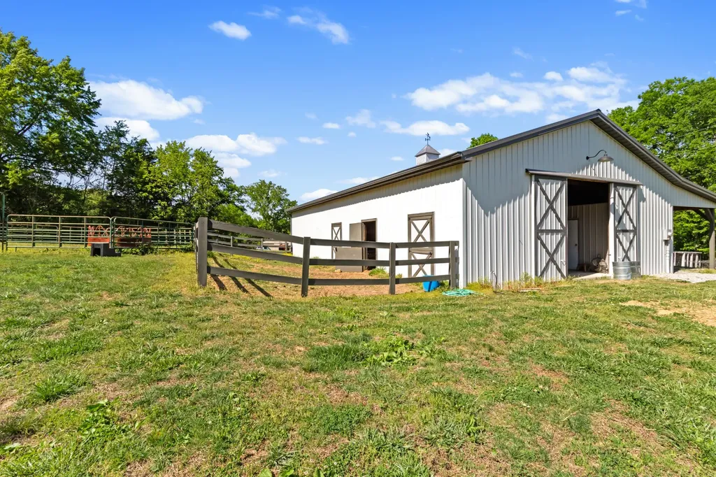9043 Cross Plains Road White House TN 37188