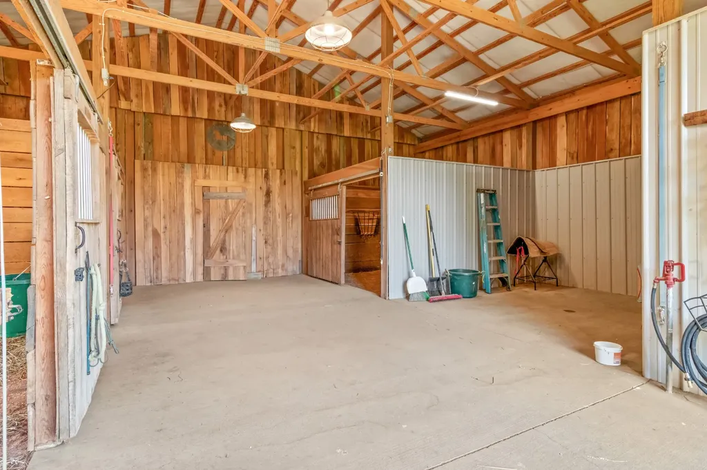 9043 Cross Plains Road White House TN 37188
