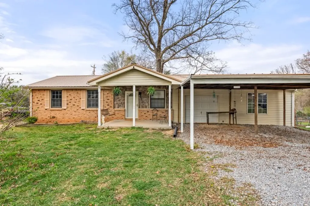 10160 W Oak Drive Bon Aqua TN 37025