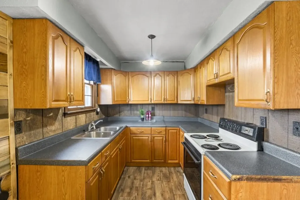 10160 W Oak Drive Bon Aqua TN 37025