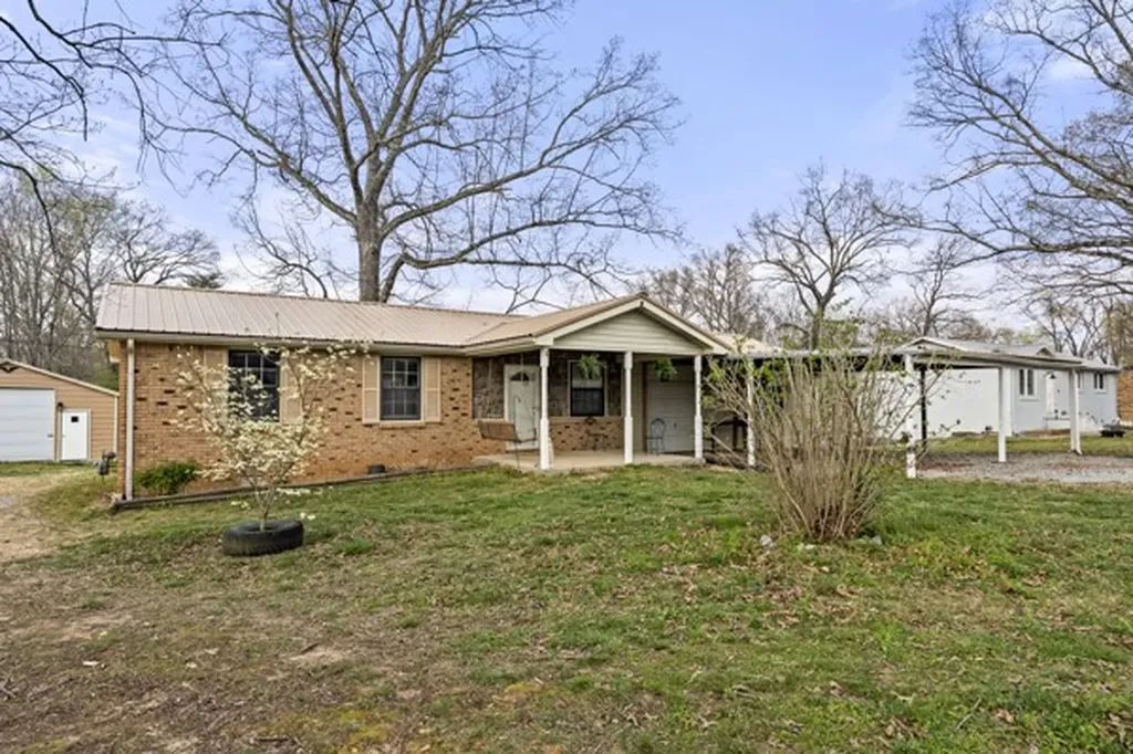 10160 W Oak Drive Bon Aqua TN 37025