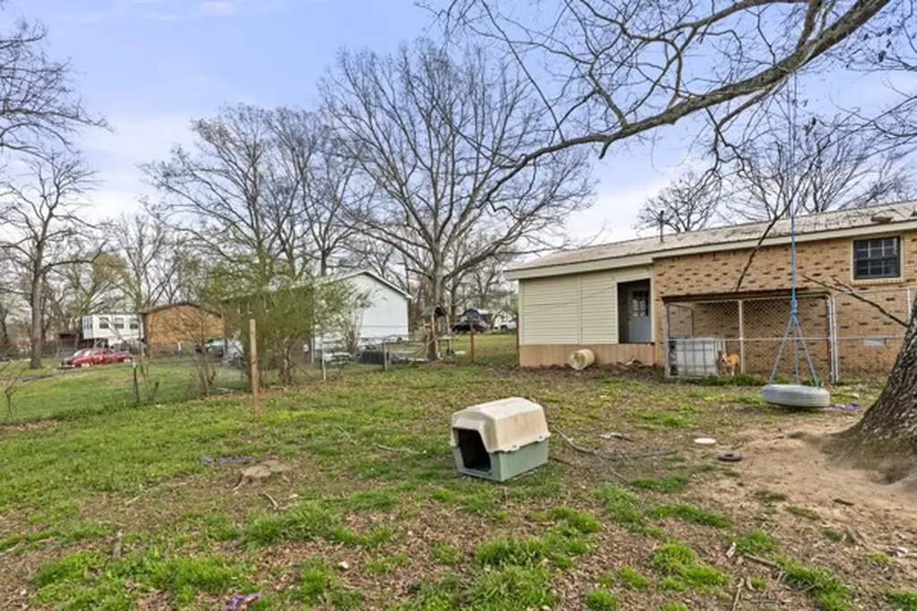 10160 W Oak Drive Bon Aqua TN 37025