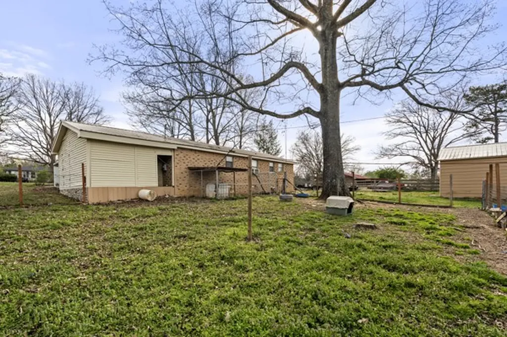 10160 W Oak Drive Bon Aqua TN 37025