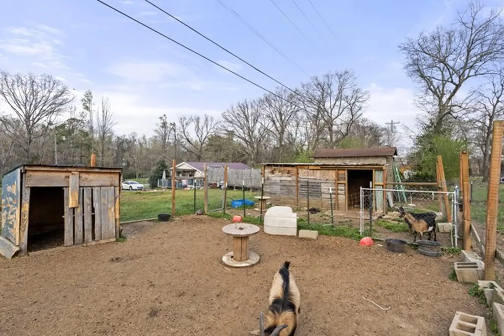 10160 W Oak Drive Bon Aqua TN 37025