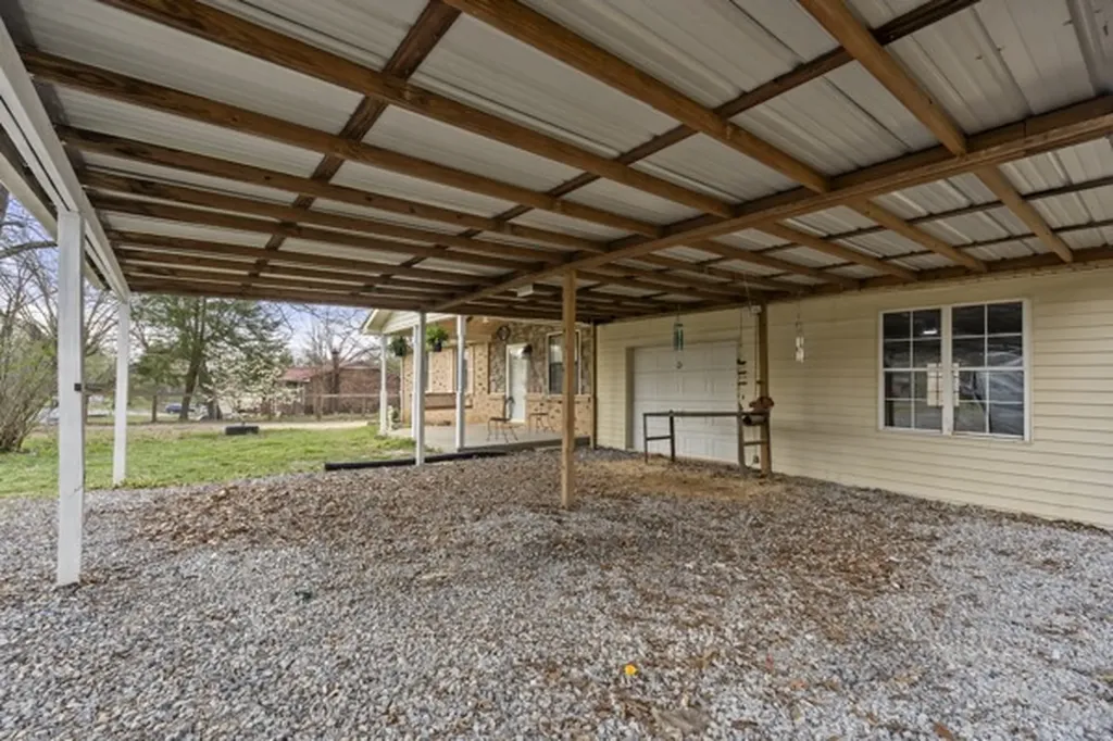 10160 W Oak Drive Bon Aqua TN 37025