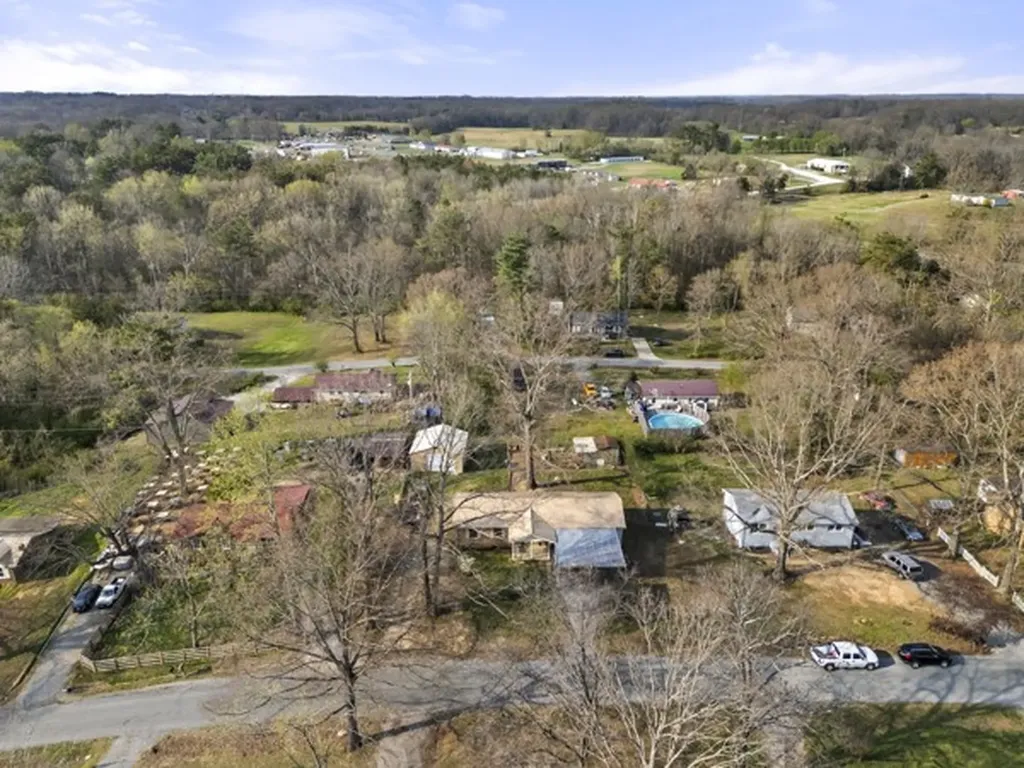 10160 W Oak Drive Bon Aqua TN 37025