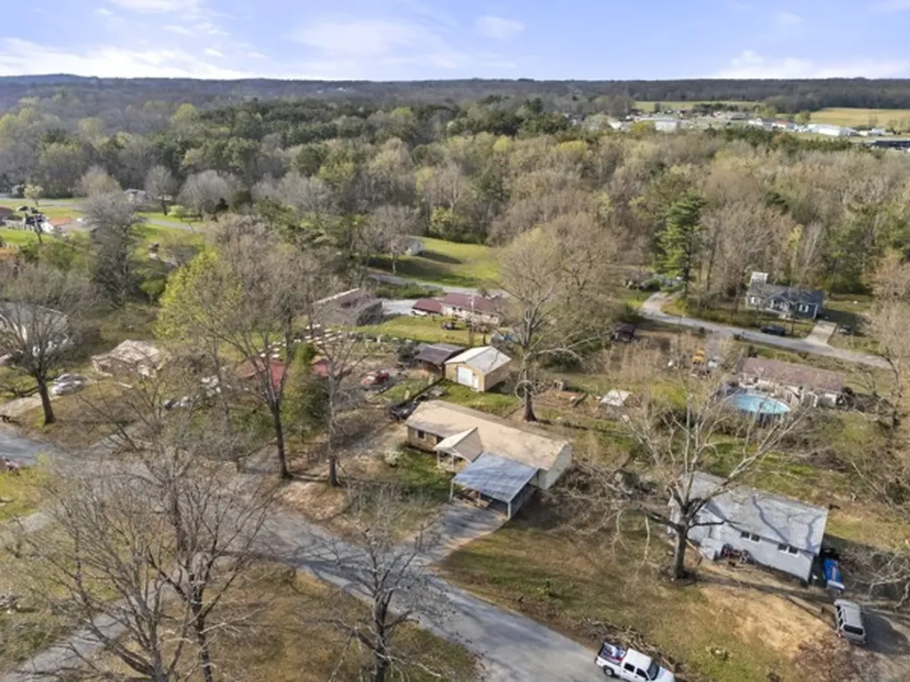 10160 W Oak Drive Bon Aqua TN 37025