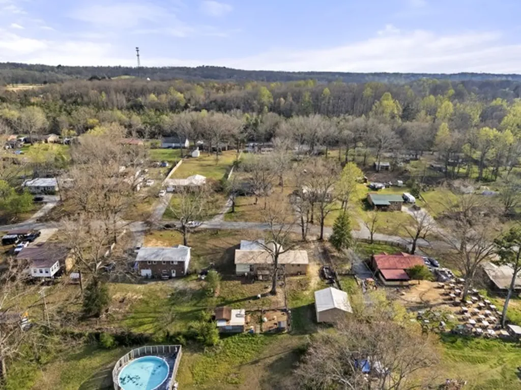 10160 W Oak Drive Bon Aqua TN 37025