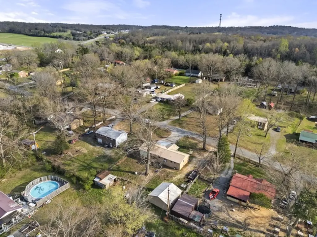 10160 W Oak Drive Bon Aqua TN 37025