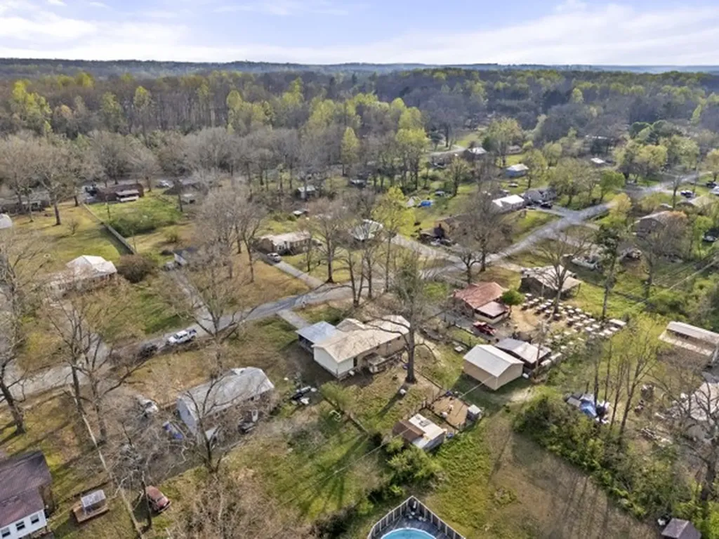 10160 W Oak Drive Bon Aqua TN 37025
