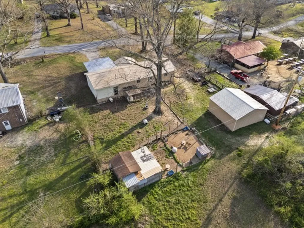 10160 W Oak Drive Bon Aqua TN 37025