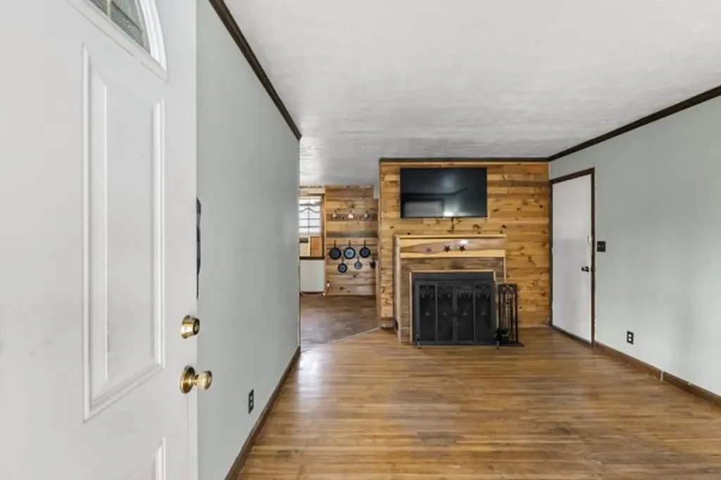 10160 W Oak Drive Bon Aqua TN 37025