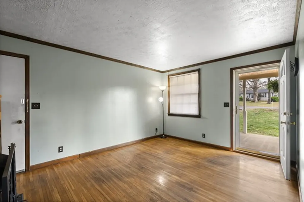 10160 W Oak Drive Bon Aqua TN 37025