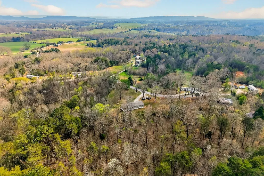 550 Center Point Acres, N Walling TN 38587