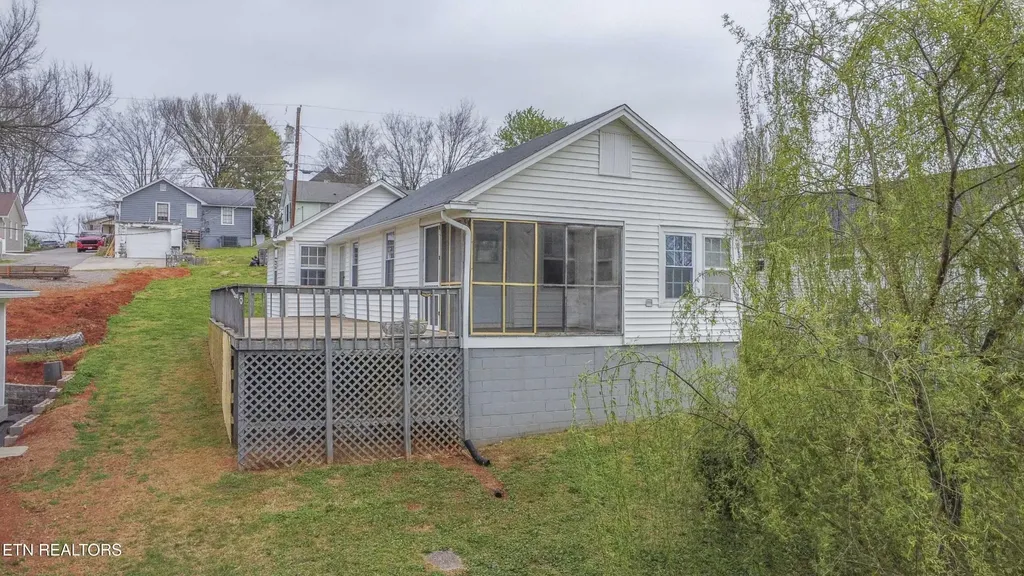 1009 E 1st Avenue Lenoir City TN 37771