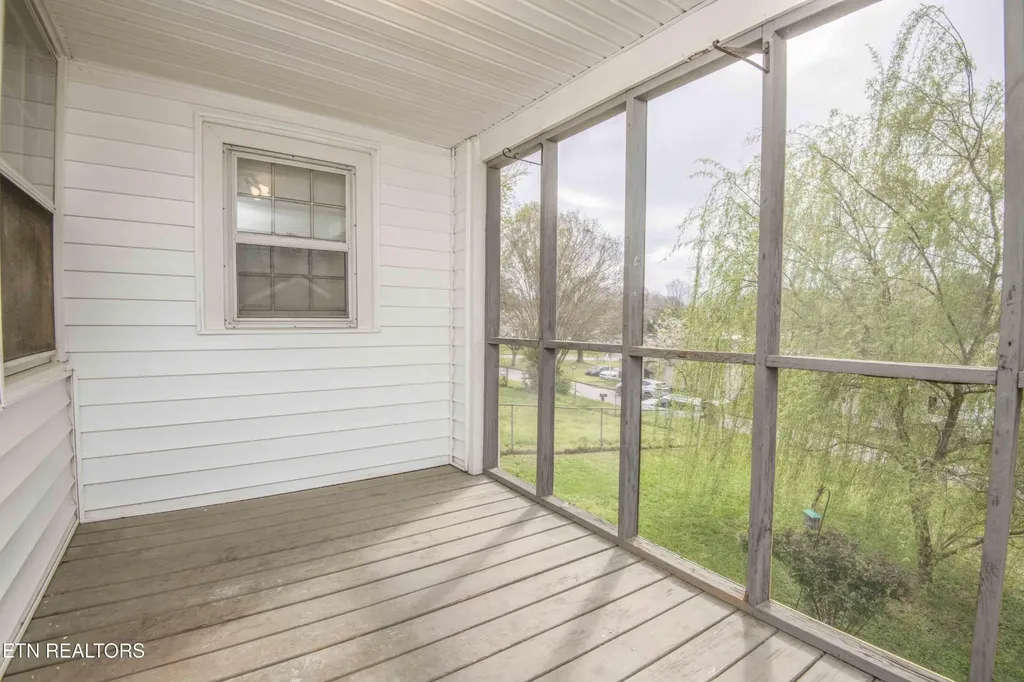 1009 E 1st Avenue Lenoir City TN 37771